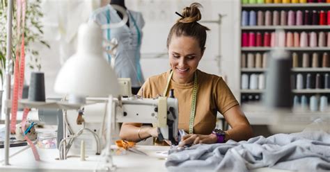 salaire couturière chez chanel|Salaires chez Chanel, France : Combien paye Chanel .